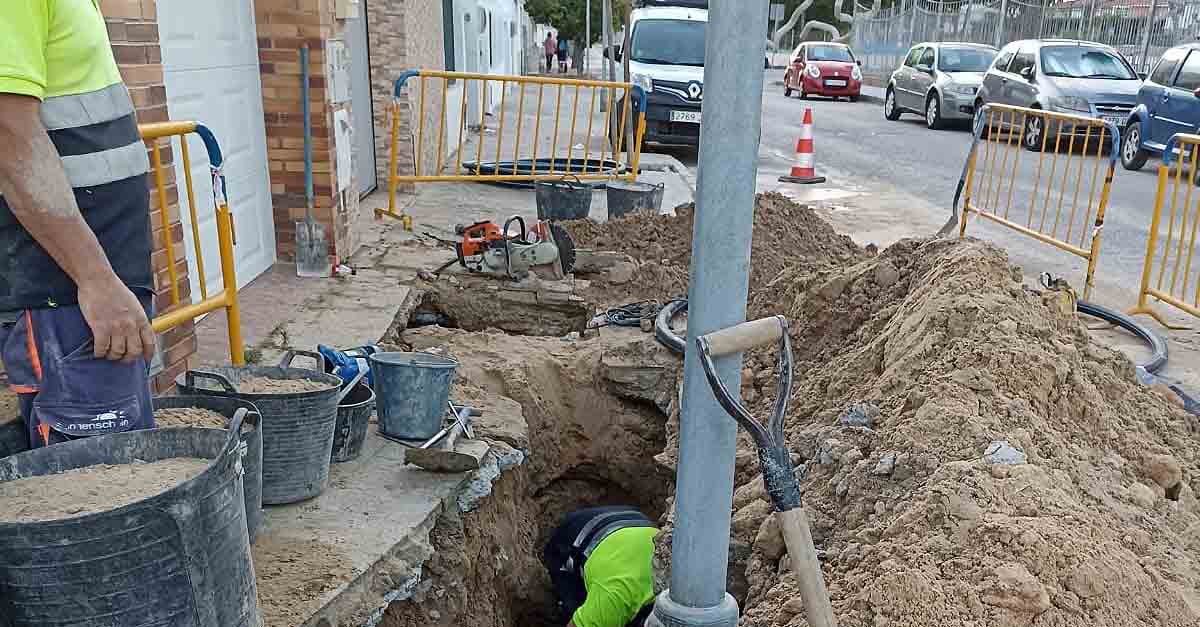 Una avería de una tubería en la avenida de Cádiz provoca el corte de agua en la zona