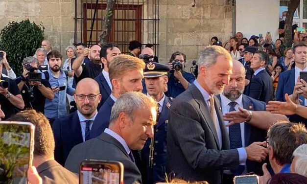 El rey Felipe VI, aclamado durante su presencia en El Puerto de Santa María