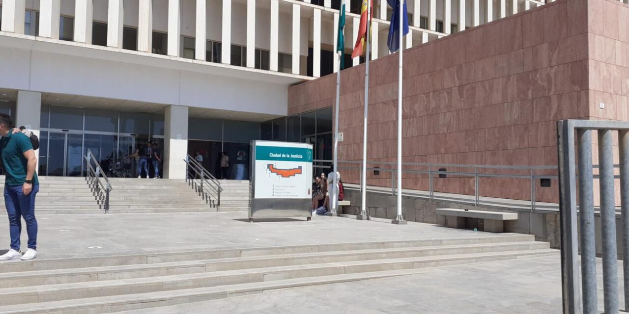 Reclama al juzgado que su pareja, acusado de malos tratos, no pueda ver a su bebé