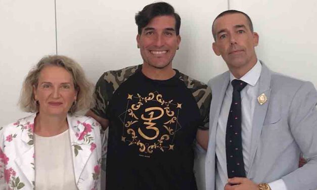 Pinto invita a saltar a la comba en el pabellón Jóvenes Portuenses disfrazados de Superhéroes