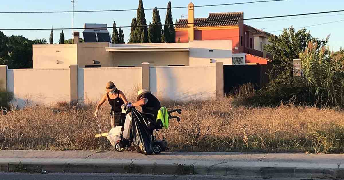 La dejadez de la Junta obliga a vecinos de la Cañada del Verdugo a desbrozar matorrales