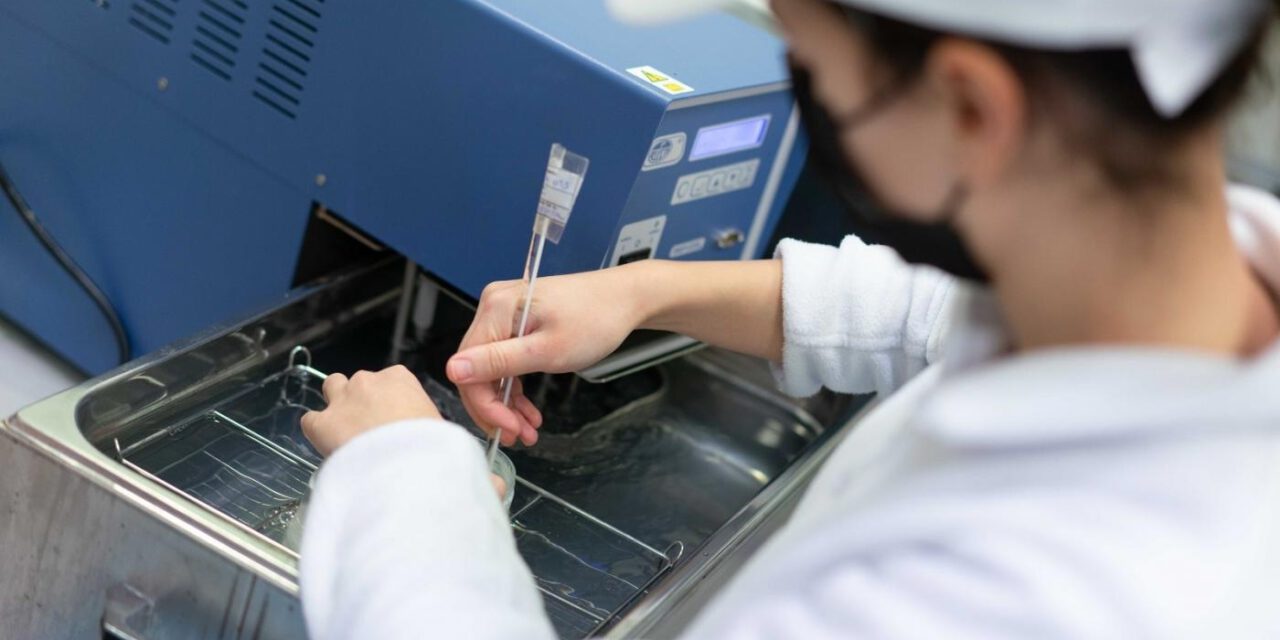 Los precios industriales crecen en Andalucía un 55,9% interanual en julio y bajan un 1,7%