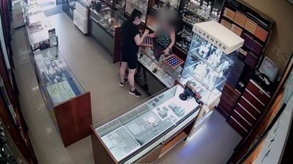 Detenida una mujer acusada de sustraer casi 7.000 euros en joyas en tiendas de Roquetas