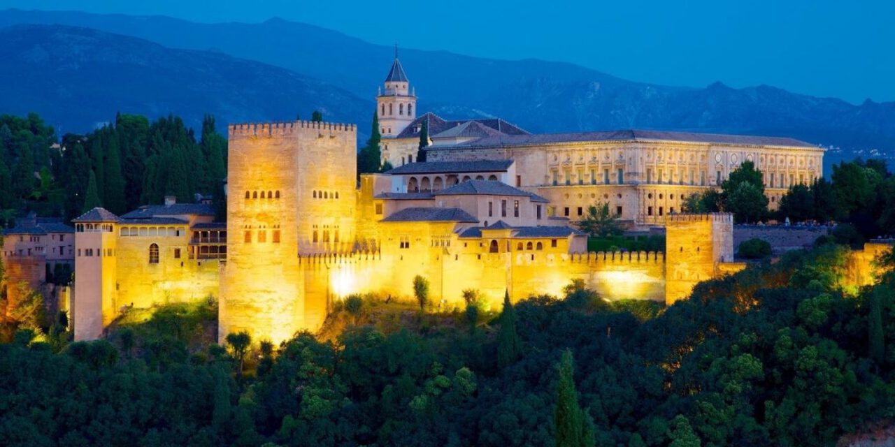 Andalucía secunda el plan de ahorro, pero mantiene la iluminación en sus monumentos