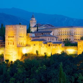 Andalucía secunda el plan de ahorro, pero mantiene la iluminación en sus monumentos