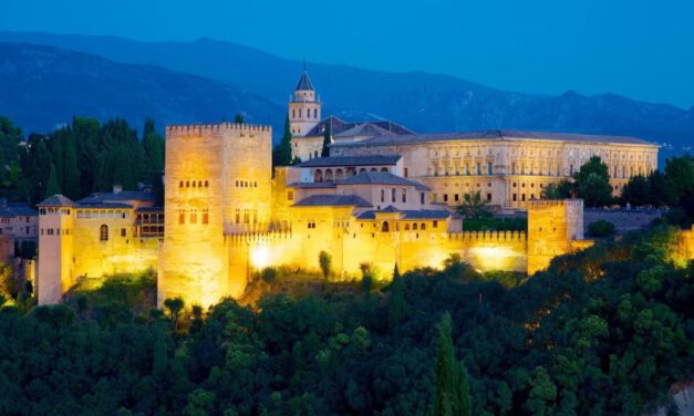 Andalucía secunda el plan de ahorro, pero mantiene la iluminación en sus monumentos
