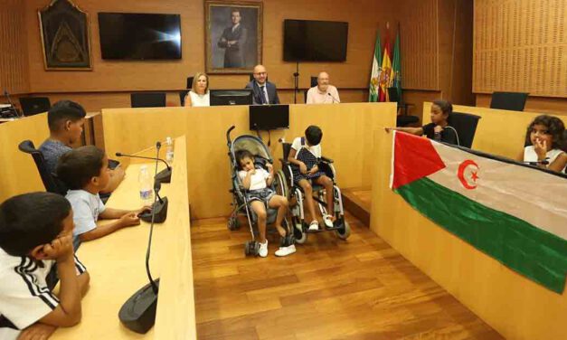 El Ayuntamiento recibe a los 25 niños saharauis que disfrutan del programa "Vacaciones en Paz"