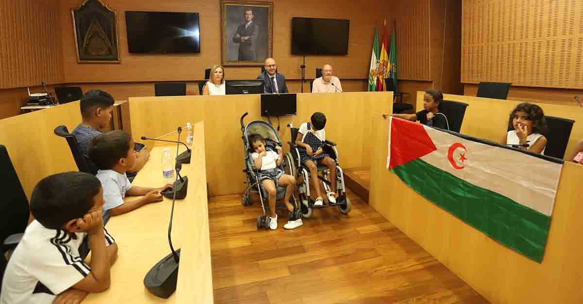 El Ayuntamiento recibe a los 25 niños saharauis que disfrutan del programa "Vacaciones en Paz"