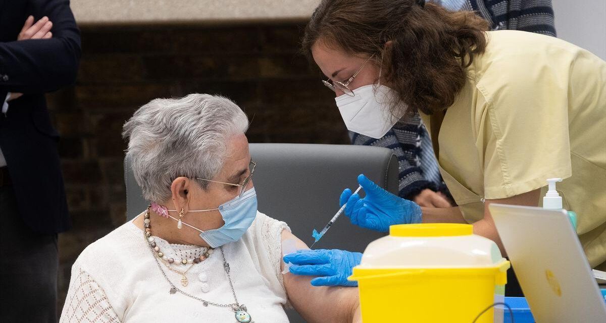 La vacunación de la cuarta dosis de la covid empieza el 26 de septiembre