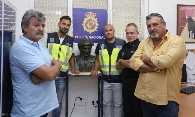 La Policía Nacional entrega el busto de “Pepe el del Vapor” a la Asociación Portuense “El Vaporcito”