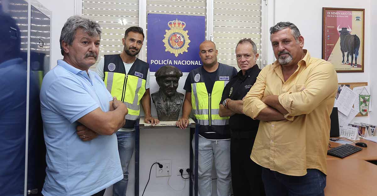 La Policía Nacional entrega el busto de “Pepe el del Vapor” a la Asociación Portuense “El Vaporcito”