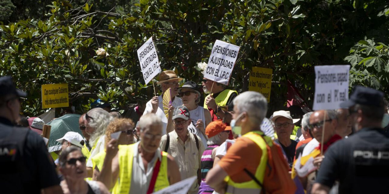 Pensionistas andaluces y de otras CCAA protestan en Madrid en defensa de salarios "dignos"