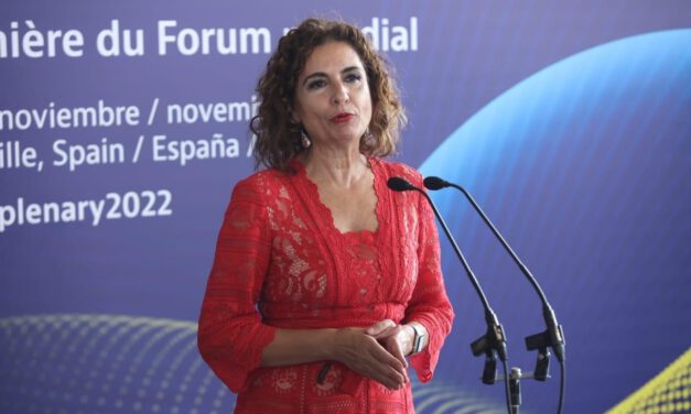 Montero acusa a la Junta de "defender a los ricos"