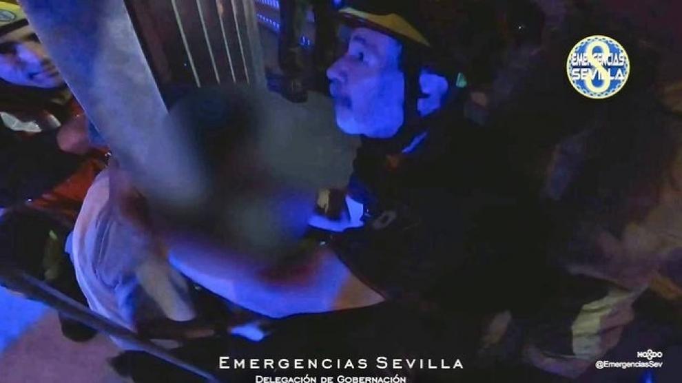 Liberado un menor al que se le quedó atrapada la cabeza en una escalera en Sevilla