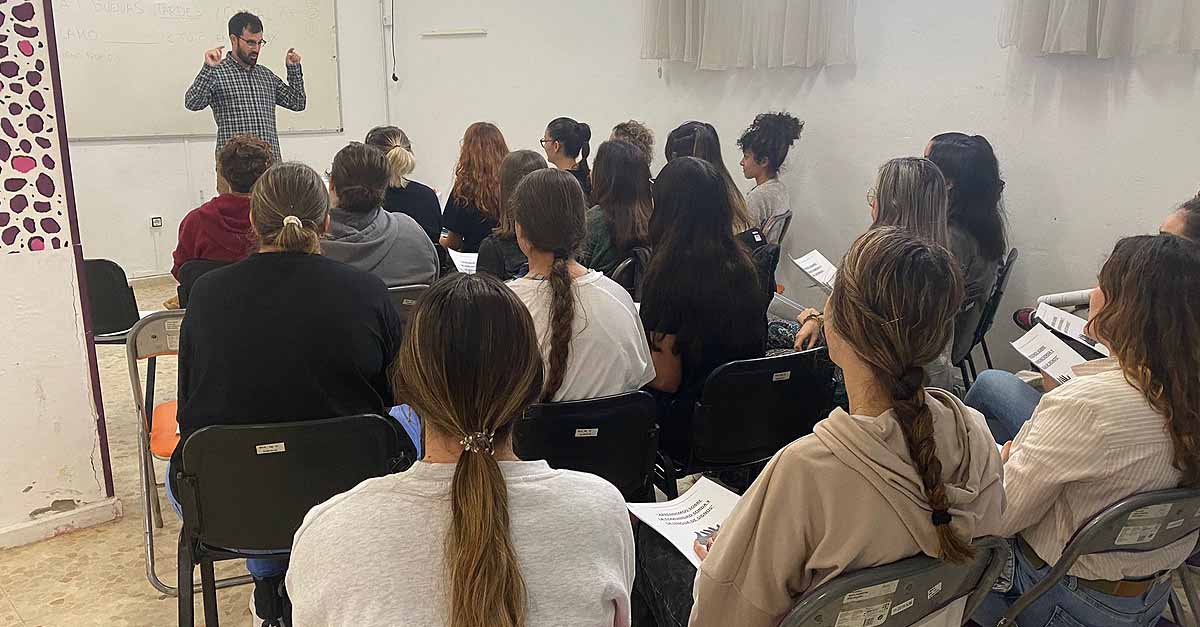 Comienza el primer curso de "Iniciación a la lengua de signos"