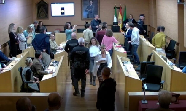 De la Encina obliga a suspender el pleno del Ayuntamiento de El Puerto: "¡Te reviento la cabeza!"
