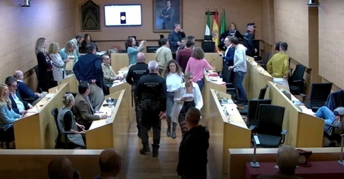 De la Encina obliga a suspender el pleno del Ayuntamiento de El Puerto: "¡Te reviento la cabeza!"