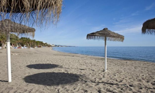 La mujer hallada en una playa de Marbella podría llevar muerta más de un día