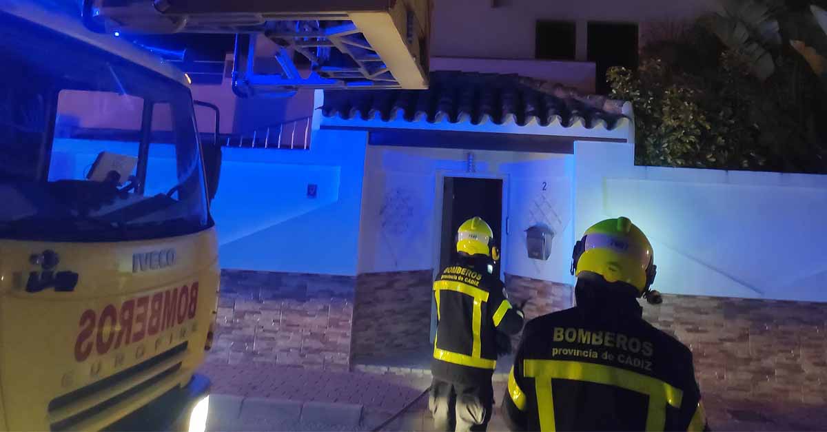 La Policía Nacional salva la vida a dos personas en El Puerto tras un incendio en su domicilio