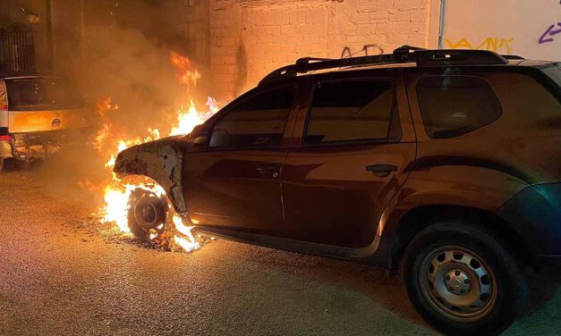 Un vehículo sale ardiendo en El Puerto, en la calle Gaonera