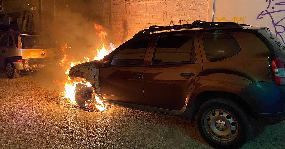 Un vehículo sale ardiendo en El Puerto, en la calle Gaonera