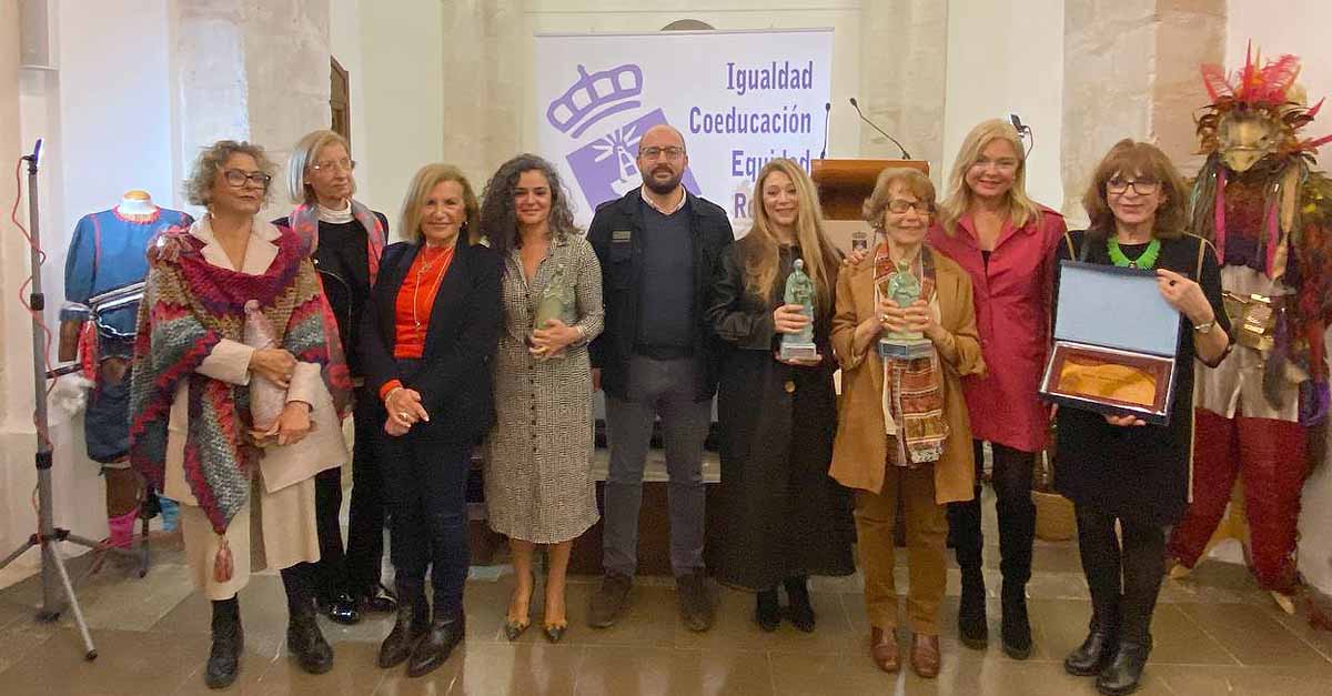 El Puerto aplaude el proyecto de vida de cinco mujeres bandera en las artes plásticas por los Premios Menesteo