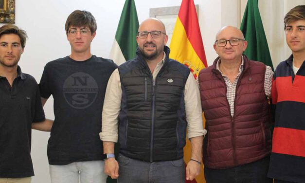 Germán Beardo recibe a los hermanos Flethes Anaya, reyes de la categoría 420 de vela