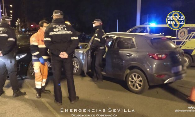 Aparatoso siniestro vial en Sevilla tras la colisión entre un VTC y un turismo