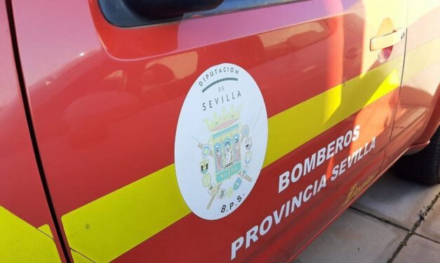 Tres heridos, entre ellos dos menores, en el incendio de una vivienda en Sevilla