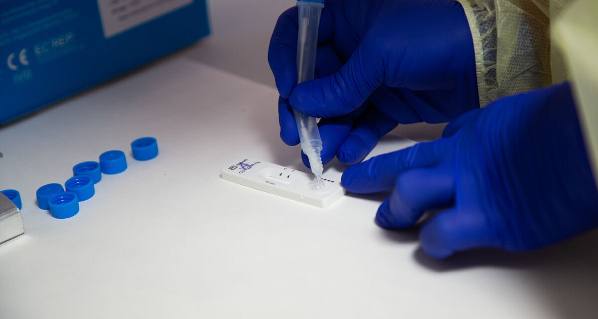 Andalucía registra casi 3.000 casos de covid y 27 muertes en la última semana