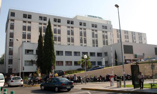 Trasladados al hospital dos hombres tras caer al río en Córdoba