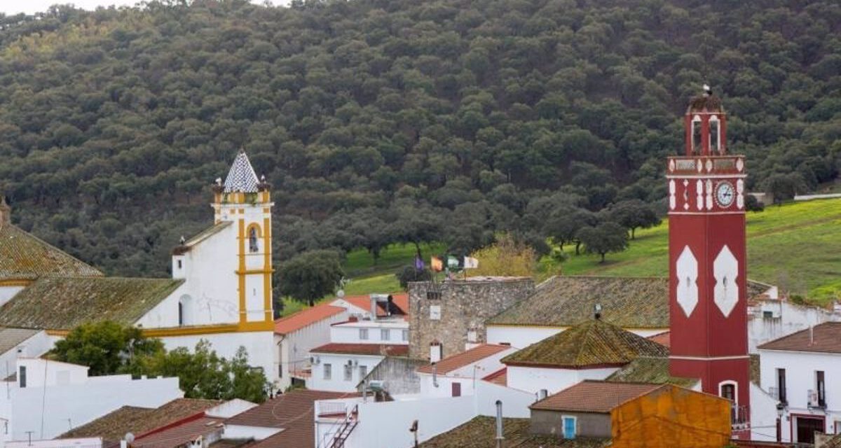 Un incendio en la parroquia de Almadén de la Plata deja dañada a la Virgen de Gracia