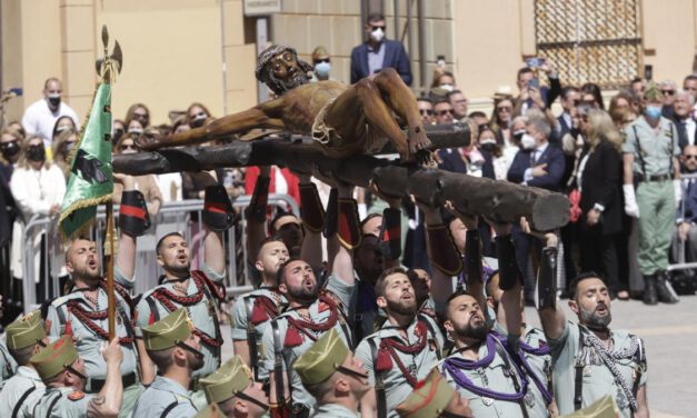 Málaga vive con emoción el traslado del Cristo de Mena por la Legión