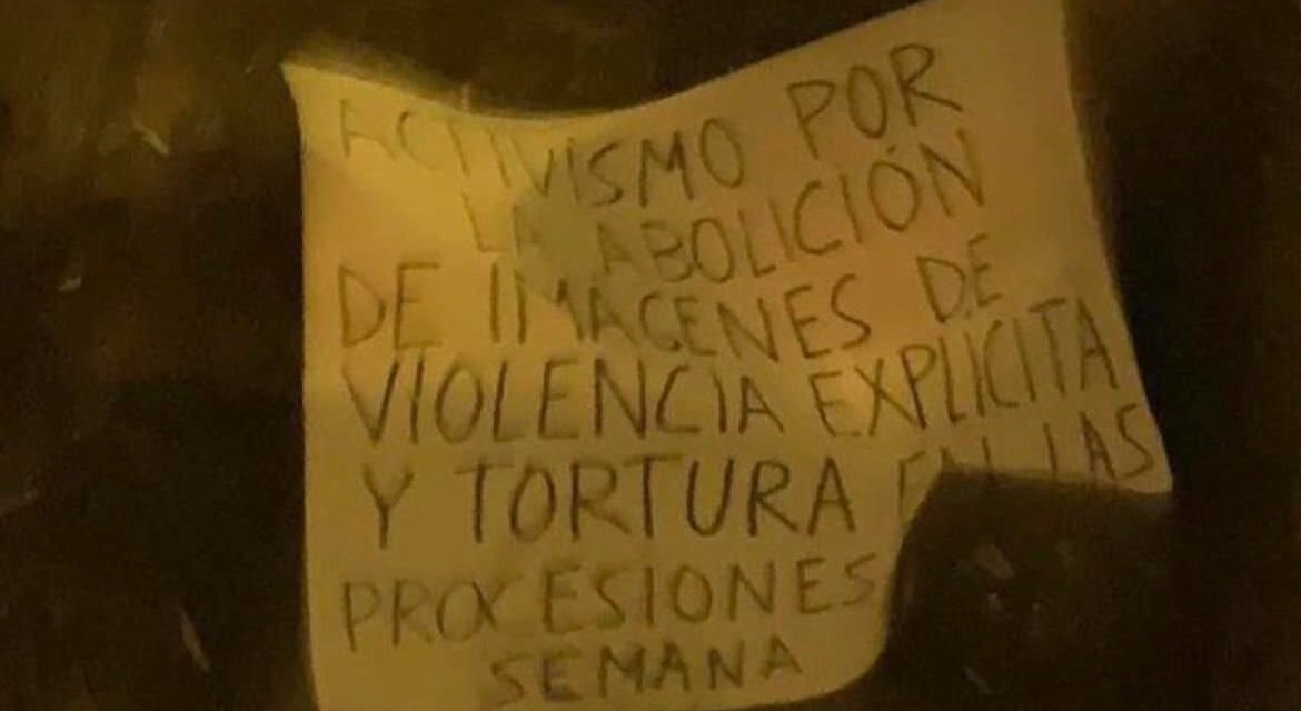 Reducen a un hombre con una pancarta contra las procesiones en Sevilla