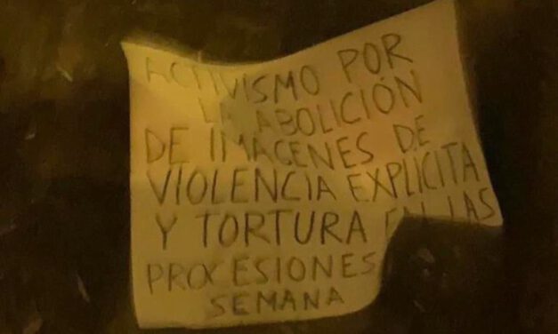 Reducen a un hombre con una pancarta contra las procesiones en Sevilla