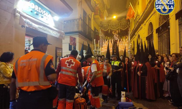 Una mujer sufre un ictus ante el paso de la Hermandad de los Panaderos de Sevilla