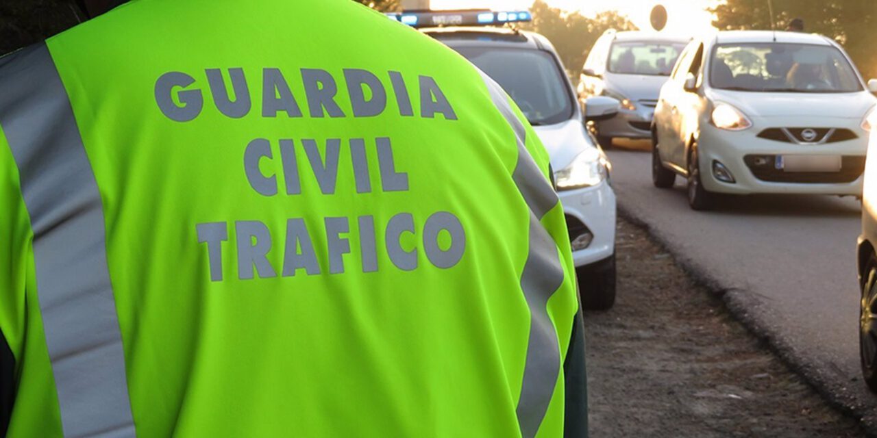 Rescatan a un conductor de un vehículo en suspensión a punto de caer