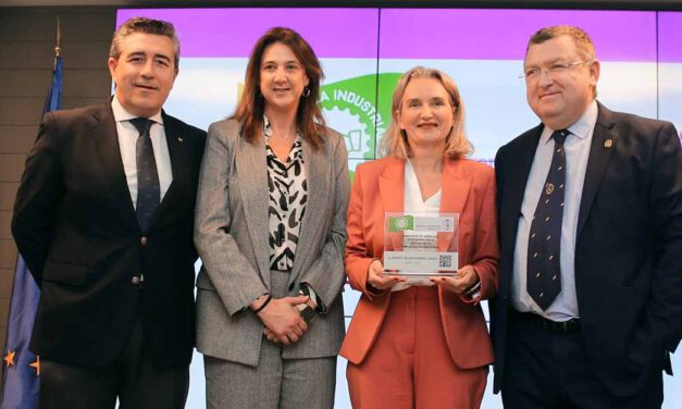 El Ayuntamiento recoge en Sevilla la Bandera Verde del Colegio de Ingenieros Industriales