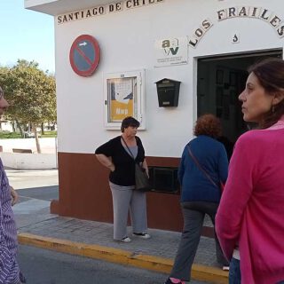 Montse Pecho atiende las demandas de los vecinos de Los Frailes