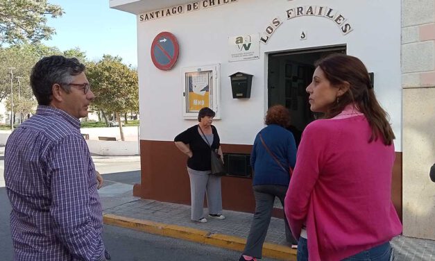 Montse Pecho atiende las demandas de los vecinos de Los Frailes
