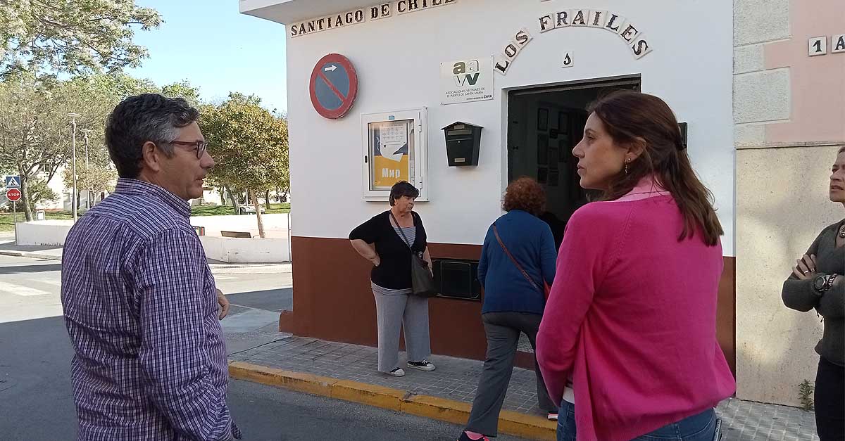 Montse Pecho atiende las demandas de los vecinos de Los Frailes