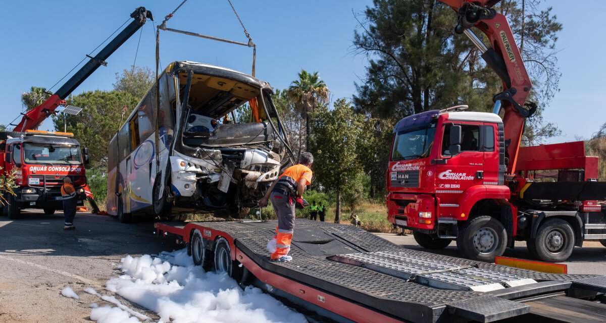 Fallece una temporera y otras 39 personas resultan heridas en el accidente de un autobús en Almonte