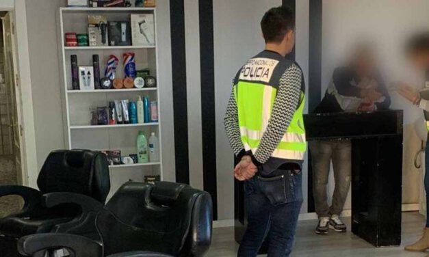 Detenido en La Línea el propietario de un local de manicura y liberados tres trabajadores