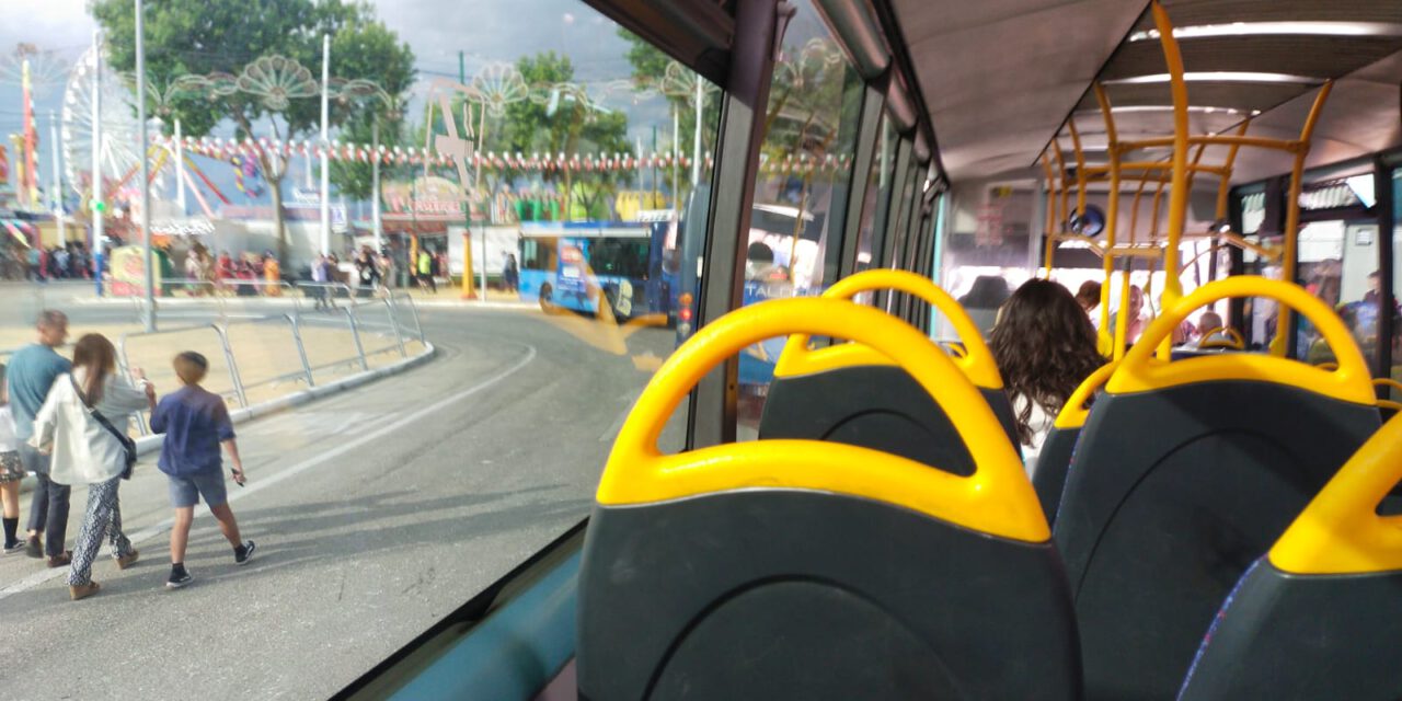 El autobús, el medio de transporte más usado para llegar o volver del recinto ferial