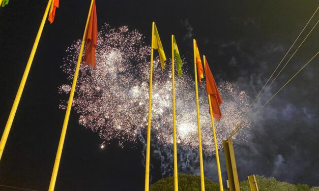 El alumbrado oficial y los fuegos artificiales dan el pistoletazo de salida a la Feria de Primavera