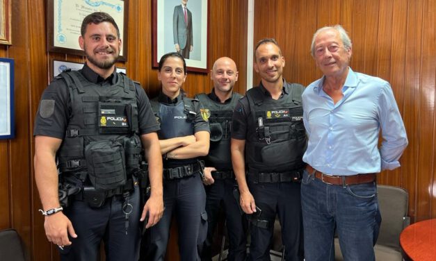 La Policía Nacional recibe un homenaje de un ciudadano al que auxiliaron tras un accidente