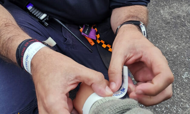 Protección Civil reparte pulseras para identificar a los menores perdidos