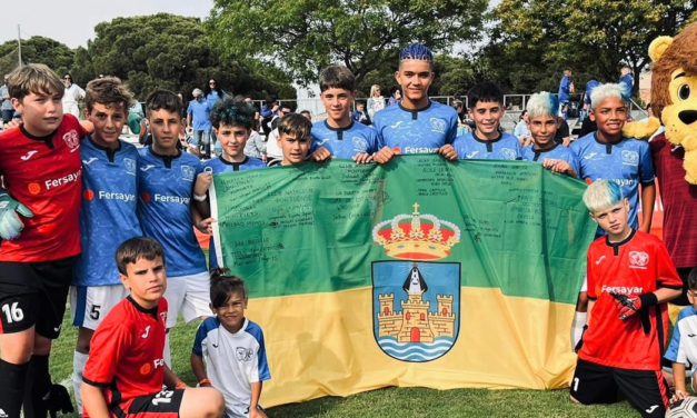 La bandera viajera de El Puerto ondeó en Punta Umbría gracias al alevín del CD La Estrella-Los Frailes