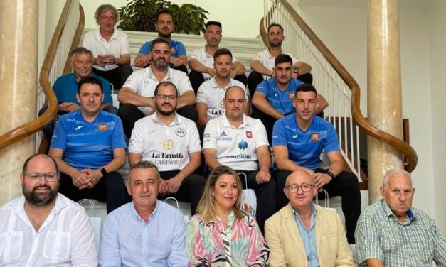 Una delegación cántabra de autoridades y participantes del trofeo de bolos palma visita El Puerto