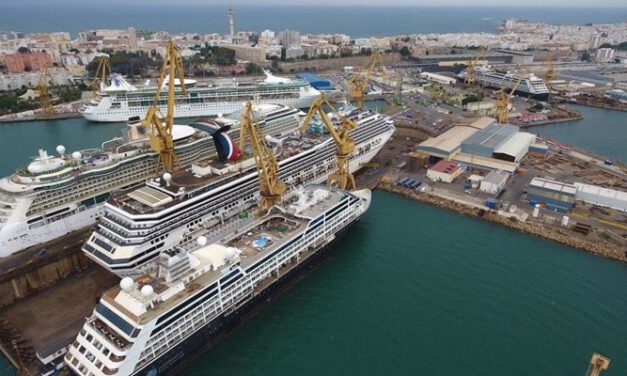 Paros diarios de dos horas en el astillero de Cádiz por la readmisión de cuatro trabajadores despedidos